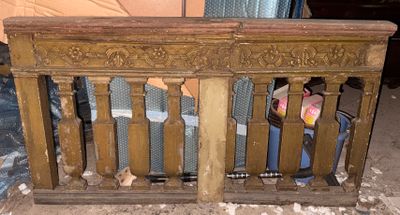une vieille balustrade en bois recouverte d'une épaisse couche de peinture