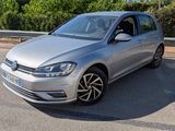 La Volkswagen Golf argentée est garée sur le bord de la route.