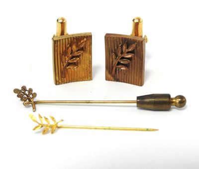 un petit objet en bois muni d'un manche en bois et un petit objet en bois muni d'un manche en bois