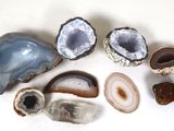 de nombreux types de roches et de pierres sur la table