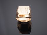 une photo d'une bague en or sertie d'un diamant rectangulaire
