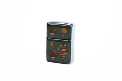 un briquet orné d'un motif sur fond blanc