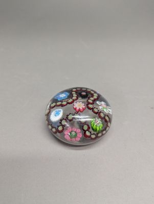 un gros plan d'une perle de verre sur une surface blanche