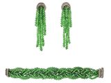 une paire de bracelets et de boucles d'oreilles en perles vertes, avec un fermoir en argent