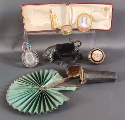 many different items that are sitting on a table