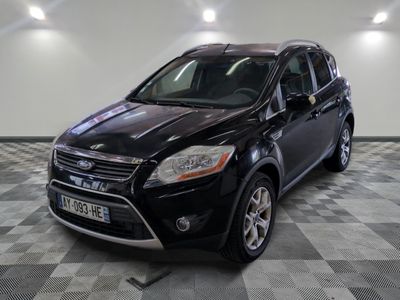 La Ford Kuga noire est garée sur un sol en carrelage à damier.