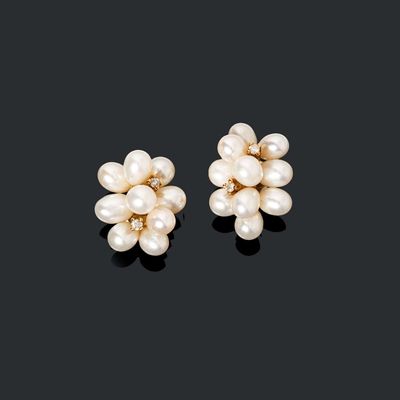 une paire de boucles d'oreilles en perles de culture et diamants