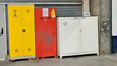 trois casiers alignés les uns à côté des autres devant une porte de garage