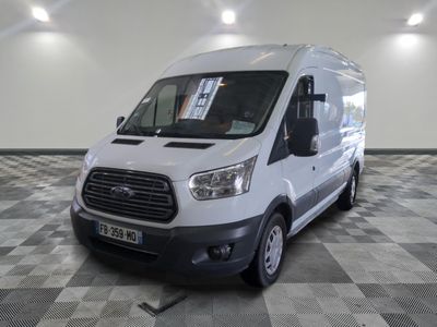 une camionnette blanche garée dans une pièce