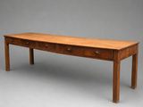 une vieille table en bois surmontée de deux tiroirs