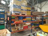 de nombreux cartons et boîtes sur les étagères de l'entrepôt