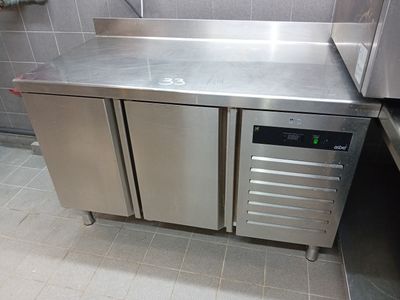 un comptoir en acier inoxydable dans une cuisine commerciale