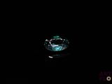 Gros plan sur une bague contenant une pierre verte