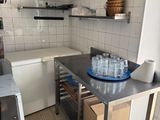 une photo d'une cuisine avec de nombreuses bouteilles d'eau sur le plan de travail