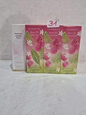 trois boîtes de parfum posées les unes à côté des autres sur une surface blanche