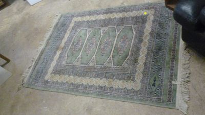 un tapis sur le sol d'un salon
