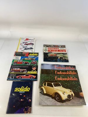 un ensemble de livres exposés sur une surface blanche