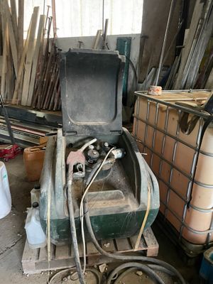 une photo d'un garage avec tout un tas d'outils