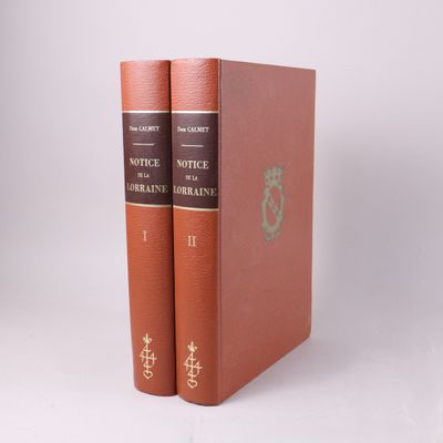 deux livres posés l'un sur l'autre sur une surface blanche