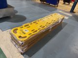 un gros objet jaune posé sur une boîte en carton