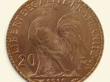 une vieille pièce de monnaie sur laquelle figure un coq, sur un fond blanc