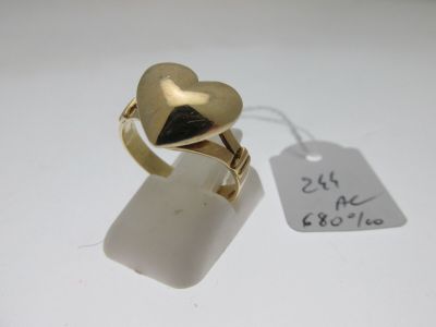 une image représentant une bague en or ornée d'un cœur