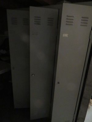 trois casiers situés dans un coin d'une pièce