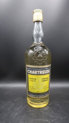 un gros plan sur une bouteille d'alcool posée sur une table