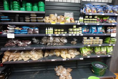de nombreux rayons proposant différents types de produits alimentaires dans le magasin