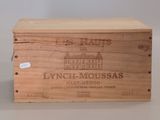 une boîte en bois sur laquelle est collée une étiquette indiquant « déjeuner moussas »