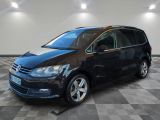 une VW Tourer noire garée sur un sol en carrelage à damier