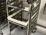 un chariot en métal sur lequel est posé un plateau de nourriture
