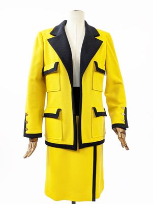 un manteau jaune et noir sur un mannequin, un mannequin, un mannequin, un mannequin, un mannequin, un mannequin, un mannequin, un mannequin, un mannequin, un mannequin, un mannequin, un mannequin, un mannequin, un mannequin, un mannequin, un mannequin, un mannequin, un mannequin, un mannequin, un mannequin, un mannequin, un mannequin, un mannequin, un mannequin, un mannequin, un mannequin, un mannequin, un mannequin, un mannequin, un mannequin, un mannequin, un mannequin, un mannequin, un
