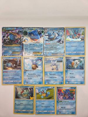 beaucoup de cartes Pokémon accrochées au mur