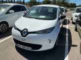 plusieurs voitures garées les unes à côté des autres dans un parking