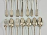 beaucoup de cuillères et de fourchettes en argent sur la table