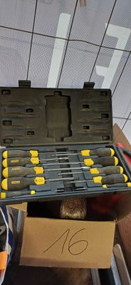 une boîte à outils posée sur une table à côté d'une paire de chaussures
