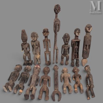 une image représentant un groupe de figurines en bois posées sur une table