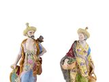 deux figurines représentant un homme et une femme avec un panier