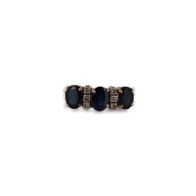 un gros plan d'une bague en diamant noir et blanc sur fond blanc