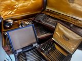 beaucoup d'argenterie dans un coffret sur une table