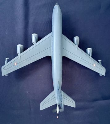 une maquette d'avion sur fond bleu