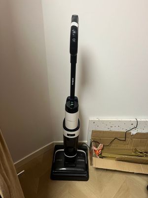 a vacuum that is sitting on the floor next to a box