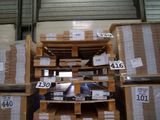une grande quantité de cartons sur les étagères de l'entrepôt