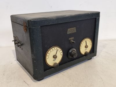une boîte noire sur laquelle figurent trois jauges différentes