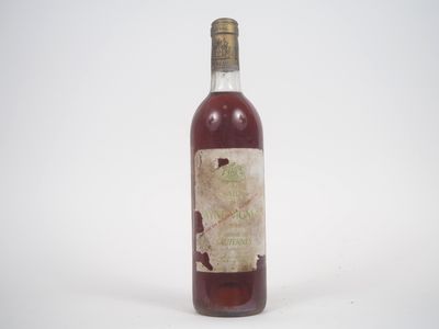 une bouteille de vin posée sur une table