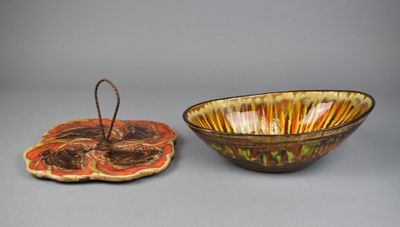 Lot comprenant : - PLAT présentoir en céramique à décor émai…