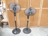 deux ventilateurs posés par terre