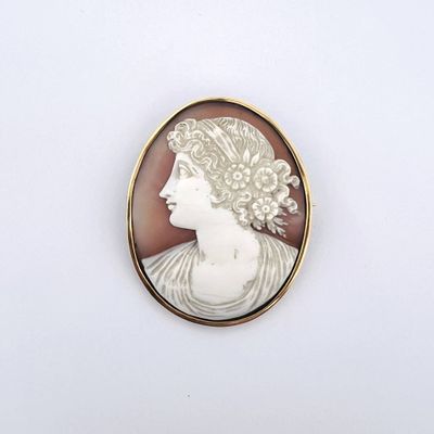 Broche en or 18k (750e), ornée d'un camée coquille figurant …