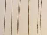 de nombreux colliers accrochés au mur d'une pièce